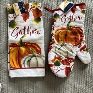 Thanksgiving oven mitt and kitchen towel set